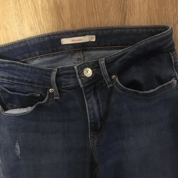MOVING SALE - Levi’s 711 Distressed Skinny Jeans - Picture 3 of 3